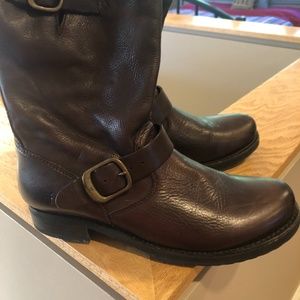 Frye boots Veronica short in brown